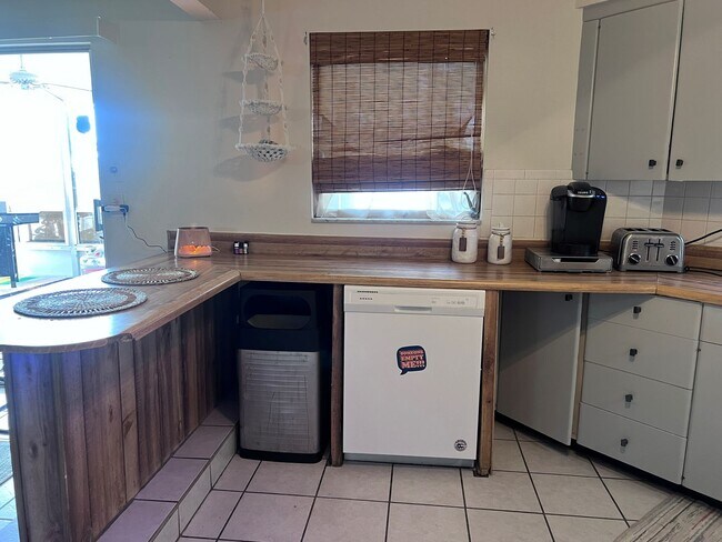 Building Photo - 2BR/2BA Pool Home in South Venice