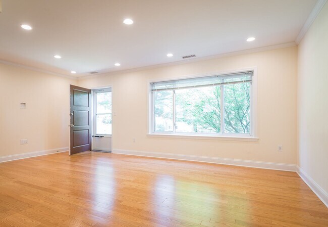 Building Photo - GREAT 2Br/1Bth available NOW. Heat/Hot Wat...