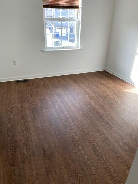 Building Photo - 455 Kentwell Dr