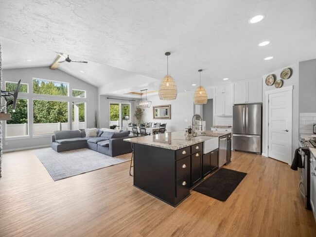 Building Photo - Fully Furnished Luxury 3-Bed, 2-Bath Home ...