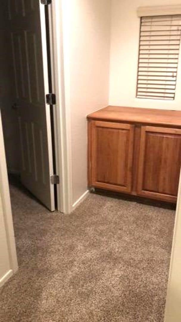 Building Photo - Great 4 bed 2.5 home near community pool!