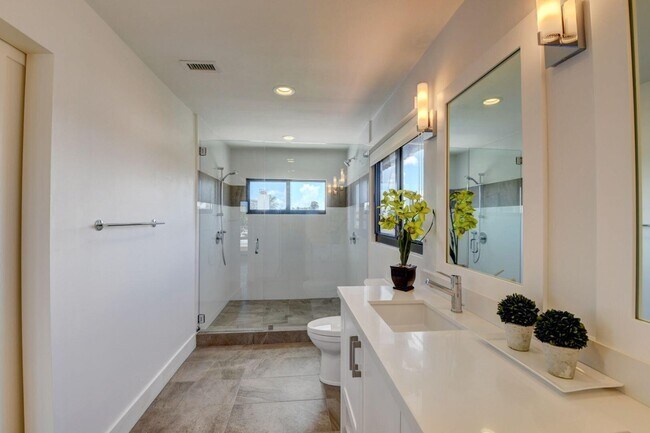 Building Photo - 1121 Bel Air Dr