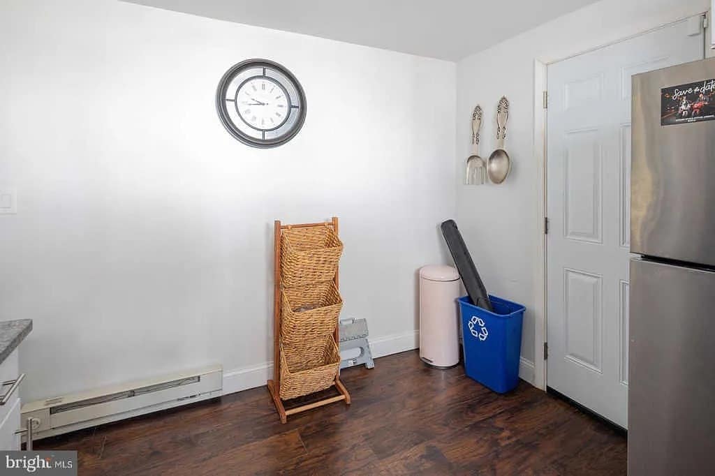 Kitchen - 855 E Locust Ave