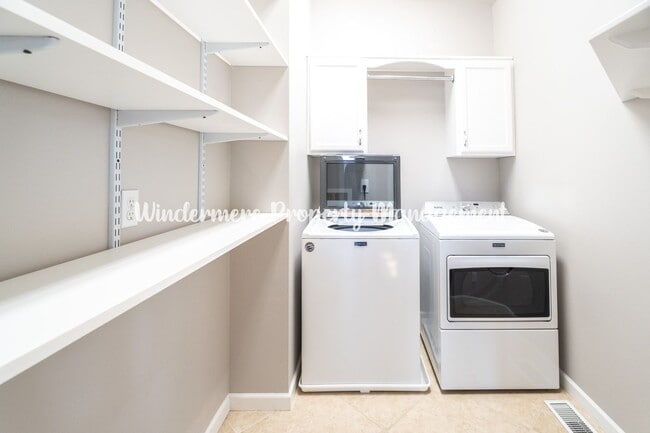 Building Photo - Beautifully Remodeled 2 bedroom in convenient location, private balcony, over sized garage, A/C a...