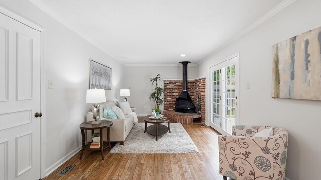 Building Photo - Newly Renovated 5 Bedroom Home With Country Porch!