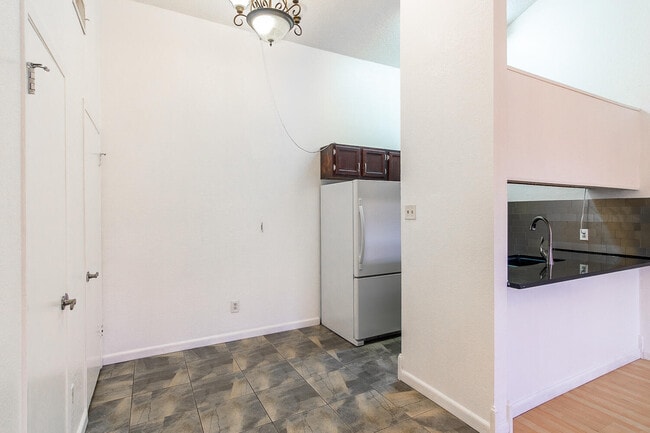 Building Photo - 201 N Troy Ave