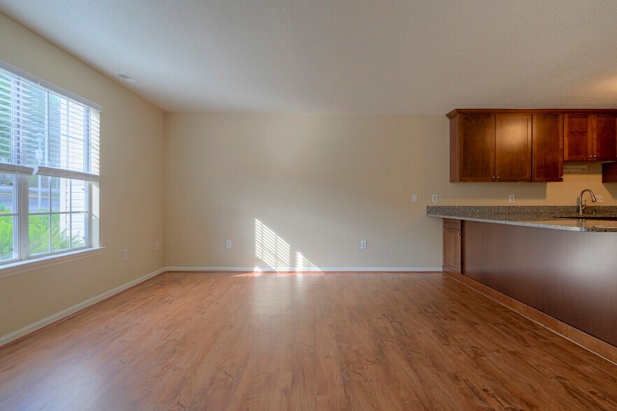 Building Photo - 852 Patrick Henry Dr