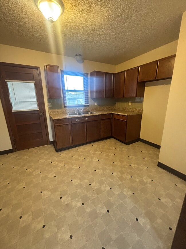 Building Photo - 316 E 2nd St