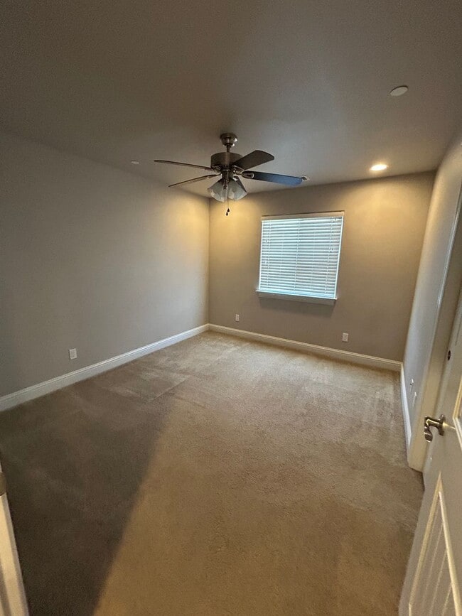 Building Photo - Townhouse for Rent in Anderson CA | Garage, Fenced Yard, Modern Upgrades