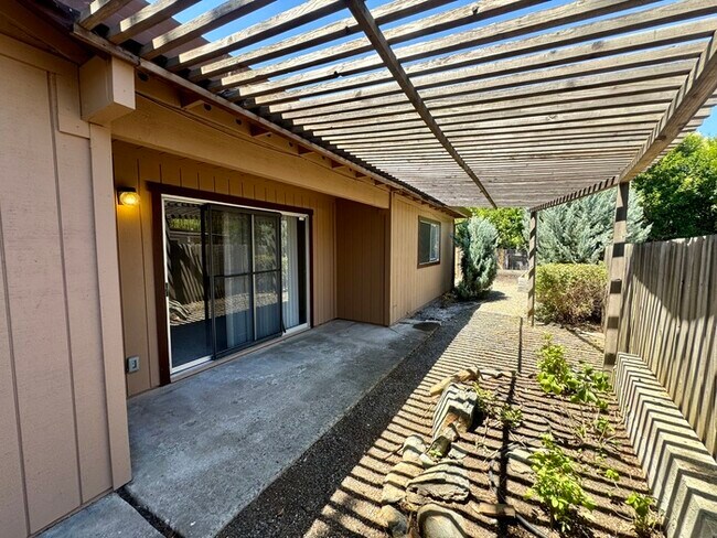 Building Photo - 2/2 duplex in Fair Oaks