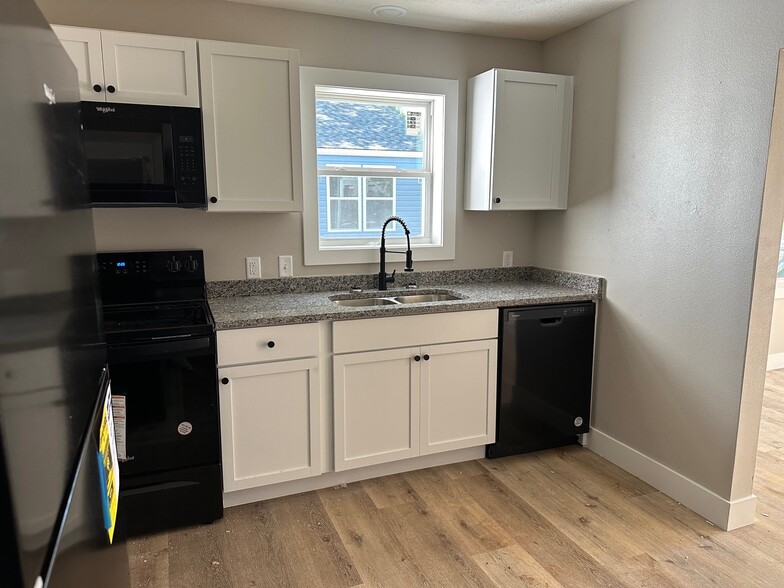 Building Photo - 451 W Lombard St