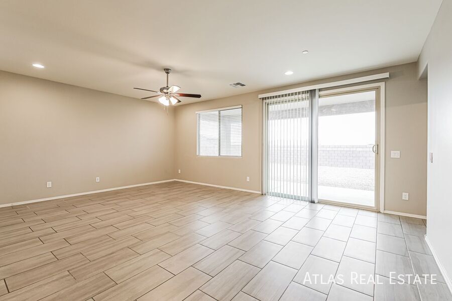 Building Photo - 13046 N Murray Dr