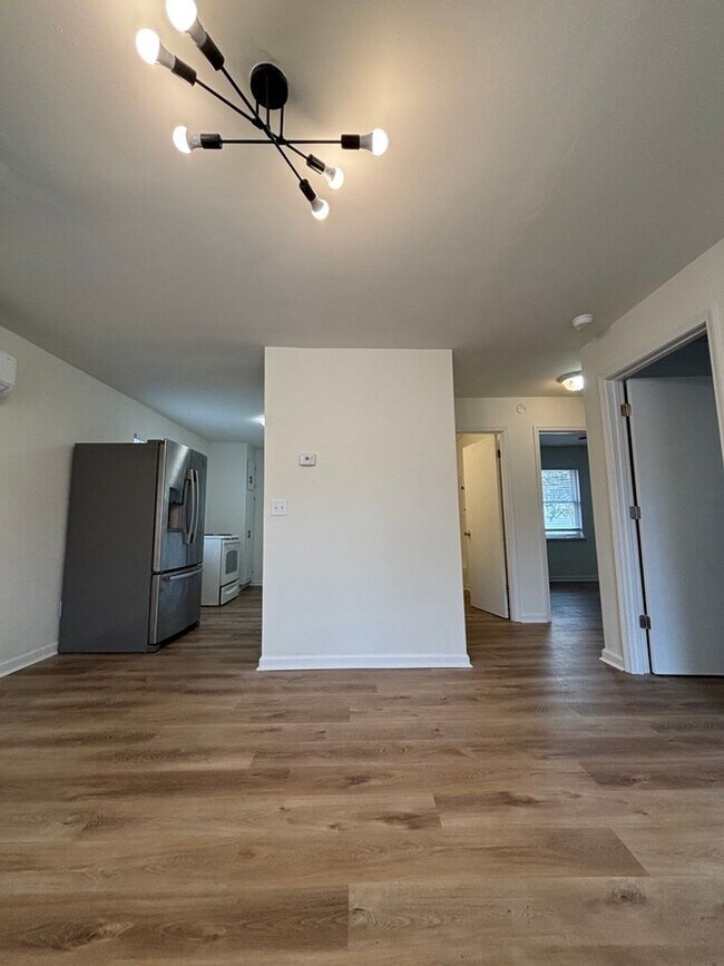 Building Photo - Newly renovated!