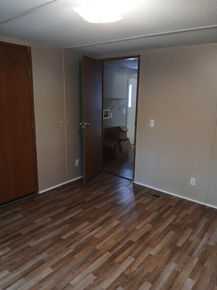Building Photo - 107 Elm St
