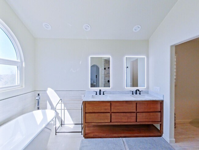 Building Photo - FURNISHED - Elegant 3 bedroom with office ...