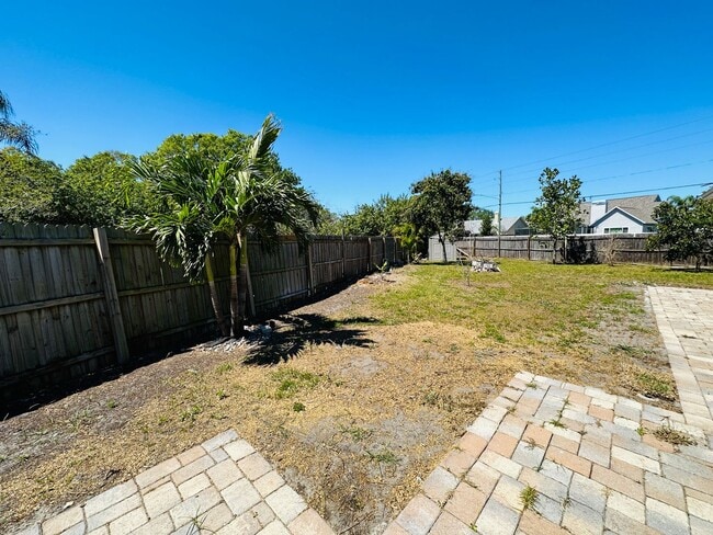 Building Photo - 3/2.5/1 Freshly Updated Pinellas Park Home