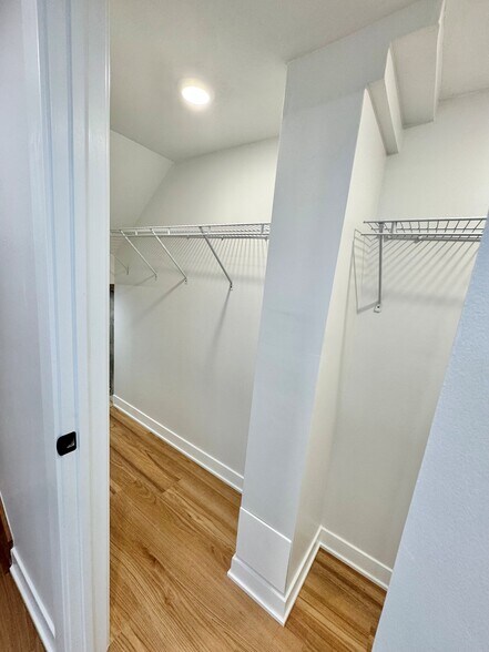 Building Photo - 4816 W Henderson St