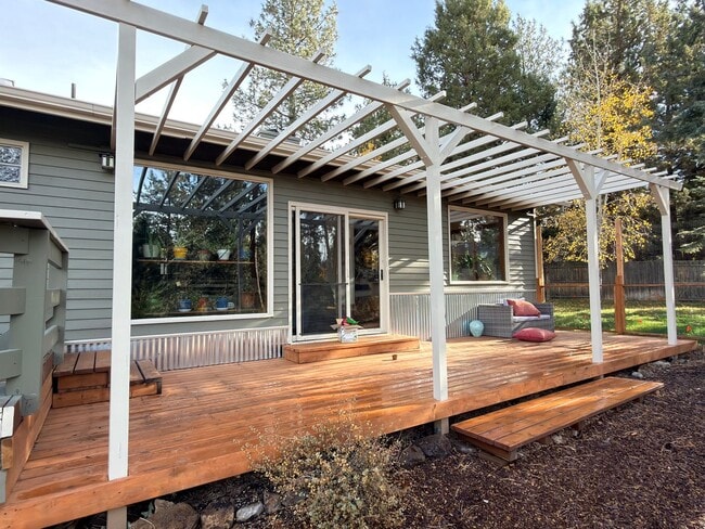 Building Photo - SEASONAL FURNISHED SHORT TERM RENTAL Offering Great Vibe! ALL UTILITIES PAID BY THE SELLER...