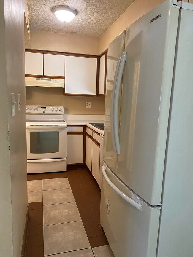 Building Photo - 4405 Lakeside Dr