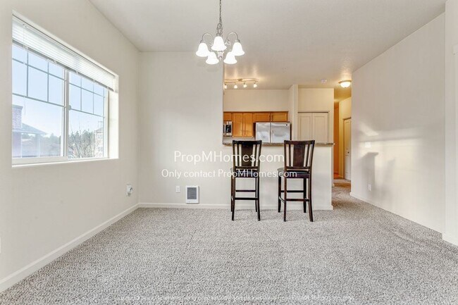 Building Photo - Beautiful Must See Two Bedroom Condo in Ce...