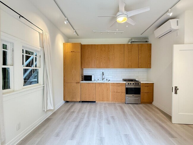 Building Photo - ***Charming One Bedroom in Venice***