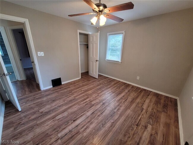 Building Photo - 6987 Greenleaf Ave