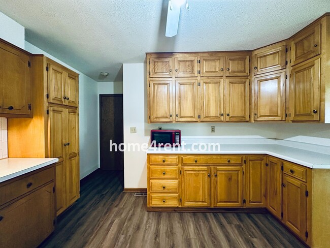 Building Photo - Charming Duplex Style Home with New Paint, Updated Floors, Finished Basement and a Quiet Back Patio!