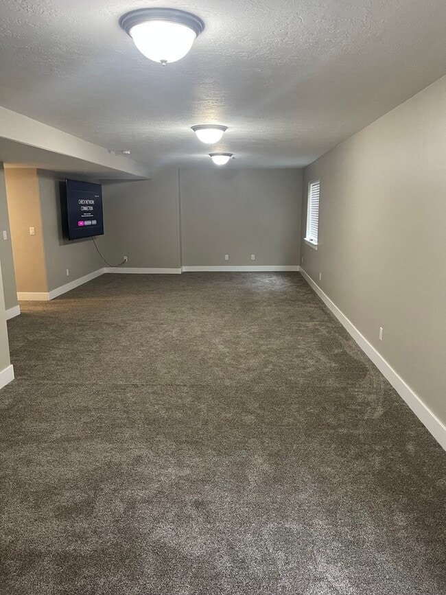 Building Photo - Beautiful Townhome
