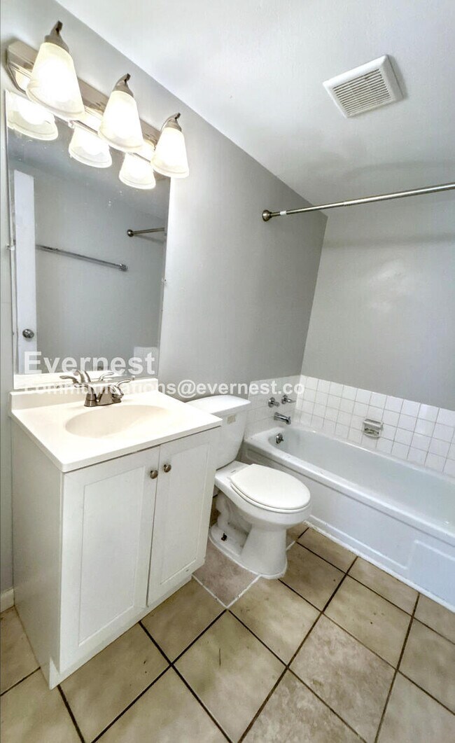 Building Photo - 3 Bed, 2 Bath Home with Carport / Pet-Frie...