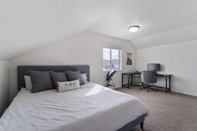 Building Photo - 3 Bedroom, 2 Bath Home