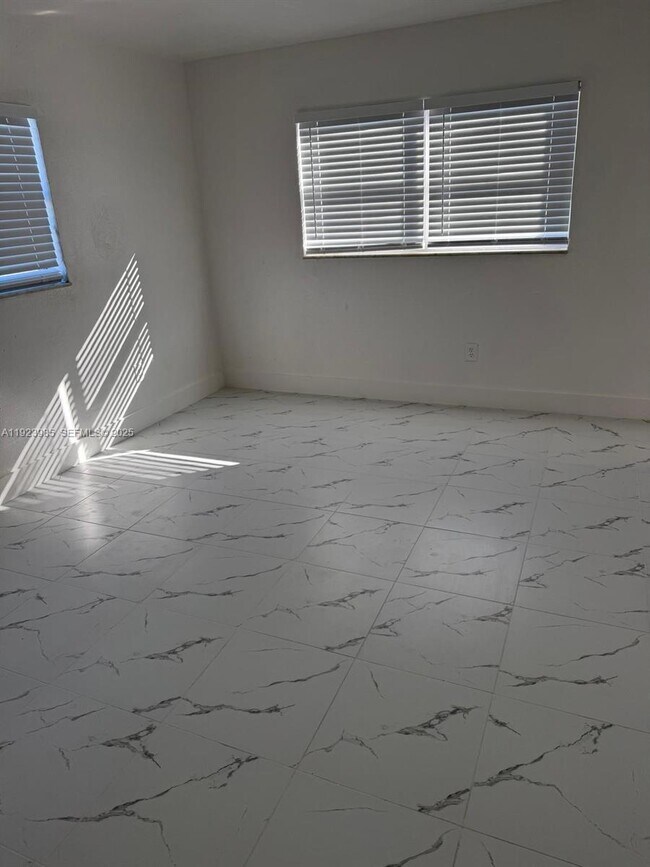 Building Photo - 16215 NE 18th Ct