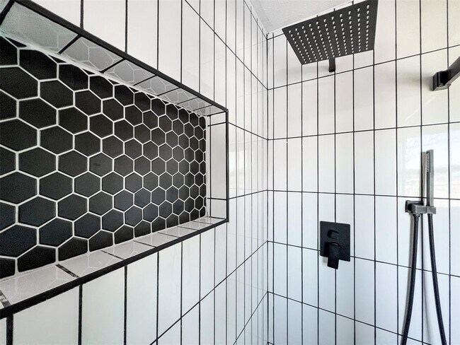 Building Photo - 6203 London Dr