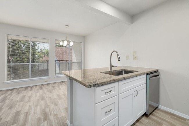 Building Photo - 6910 Hart Ln