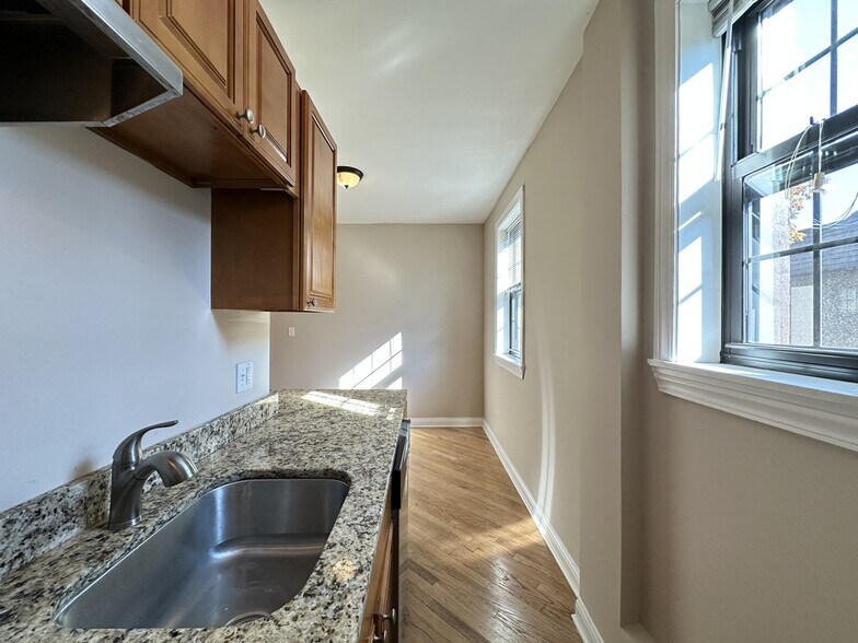 Building Photo - 901 Green Bay Rd