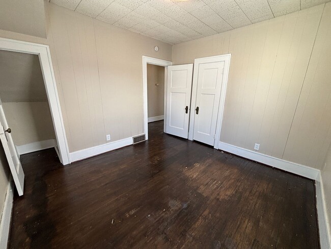 Building Photo - 4 Bedroom, 1 Bathroom home with 2+ car gar...