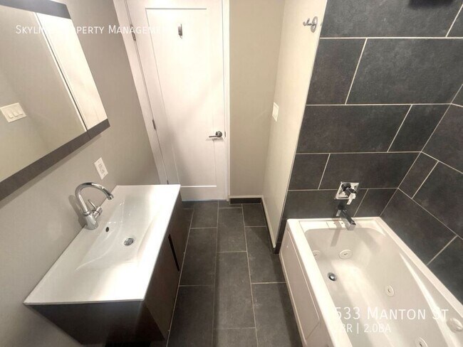 Building Photo - 533 Manton St