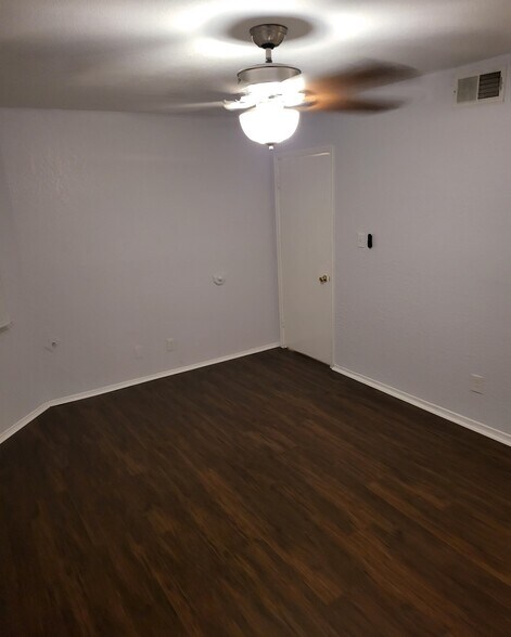 Building Photo - 2304 Balsam Dr