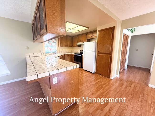 Building Photo - 2208 Begonia Ct