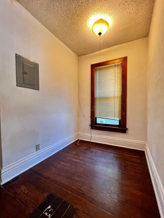 Building Photo - The Remington (BR-LN)