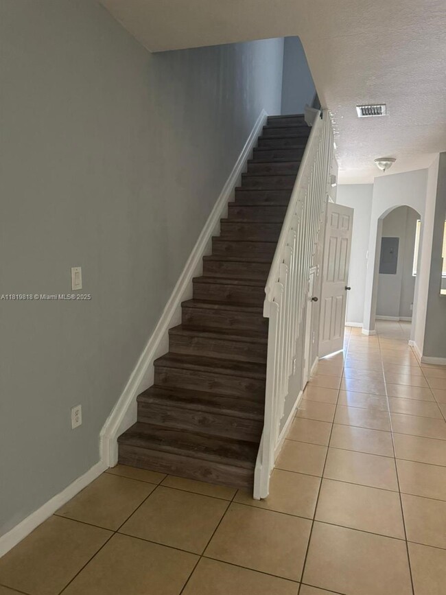Building Photo - 8811 S Isles Cir