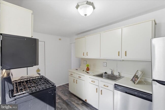 Building Photo - 3360 Huntley Sq Dr