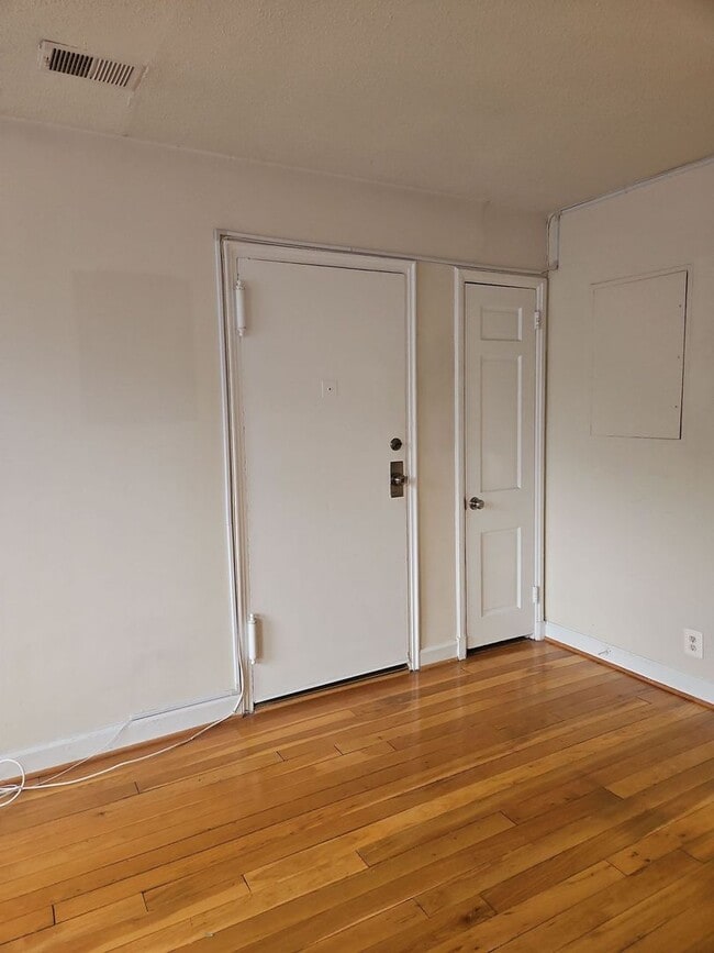 Building Photo - Charming 1 Bed 1 Bth Condo With Balcony In...