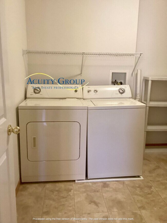 Building Photo - 2BR, 1 1/2 BA Townhome