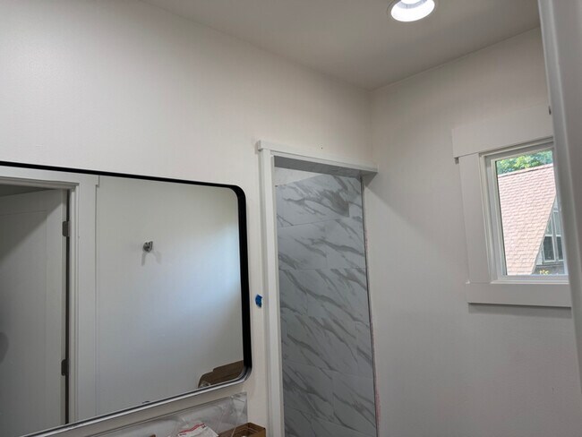 Building Photo - 2112 Sunset Dr W