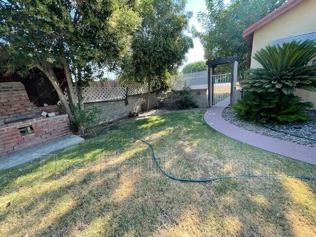 Building Photo - 939 Chinowth St