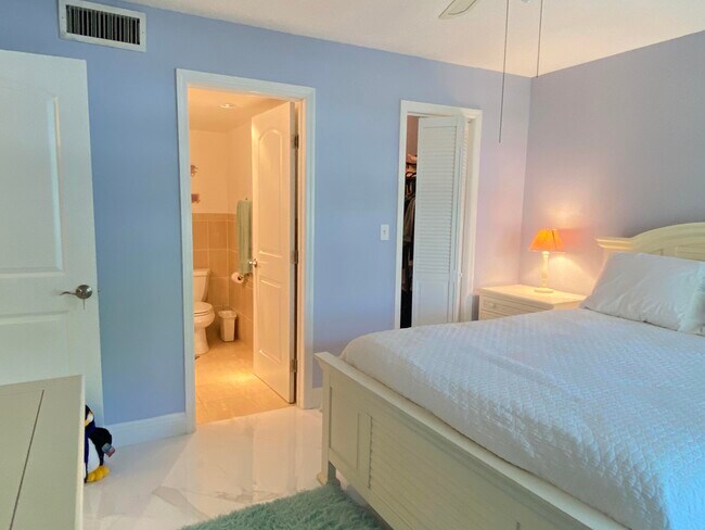 Building Photo - 2 Royal Palm Way