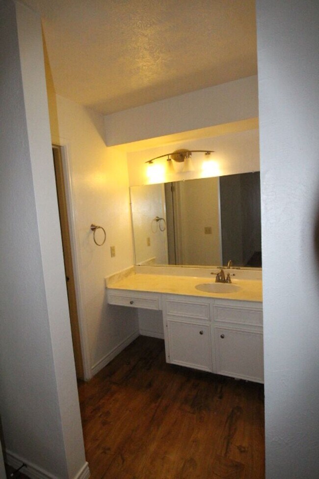 Building Photo - Condo within walking distance to Texas Sta...