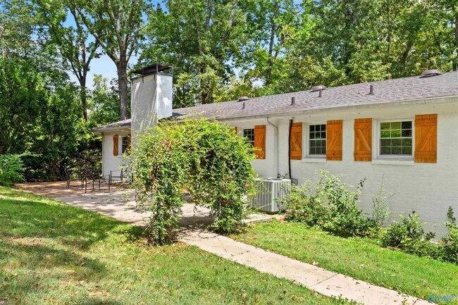 Building Photo - 7916 Valley View Dr SE