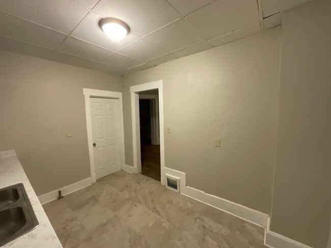 Building Photo - 644 Easter Ave