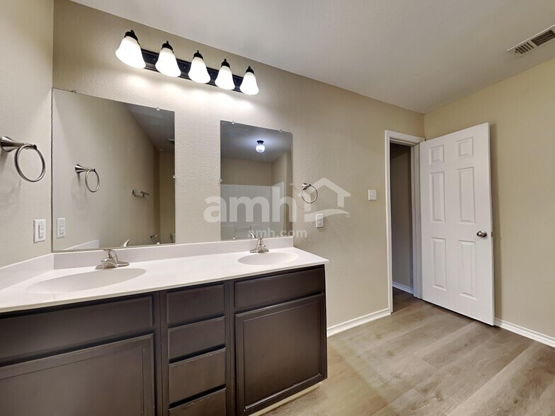 Building Photo - 587 Lentisco Dr